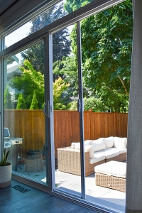 what are retractable fly screens