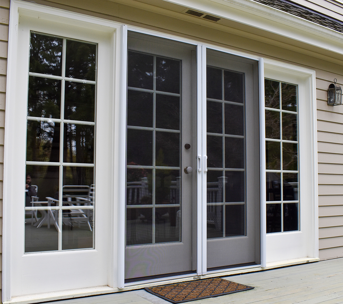 how do retractable screen doors work