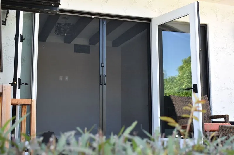 retractable screen door