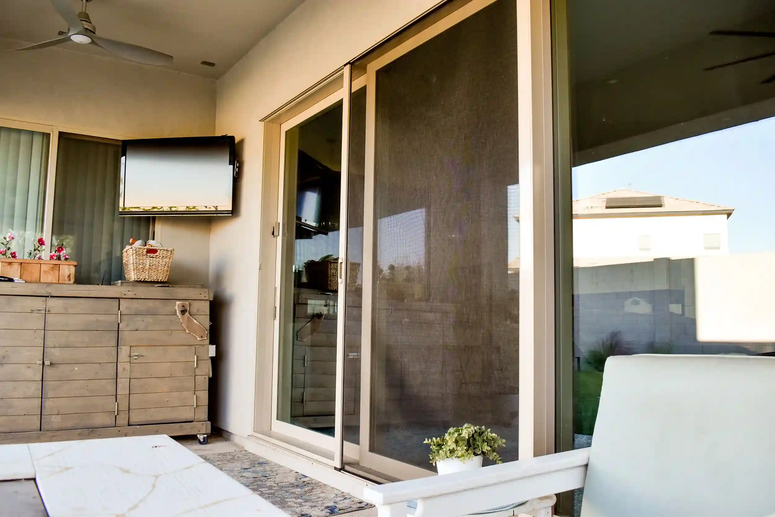 Installing an Outdoor Retractable Screen - Exmark's Backyard Life