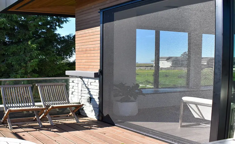 Difference Between an Outside-Mounted Shade And a Retractable Screen