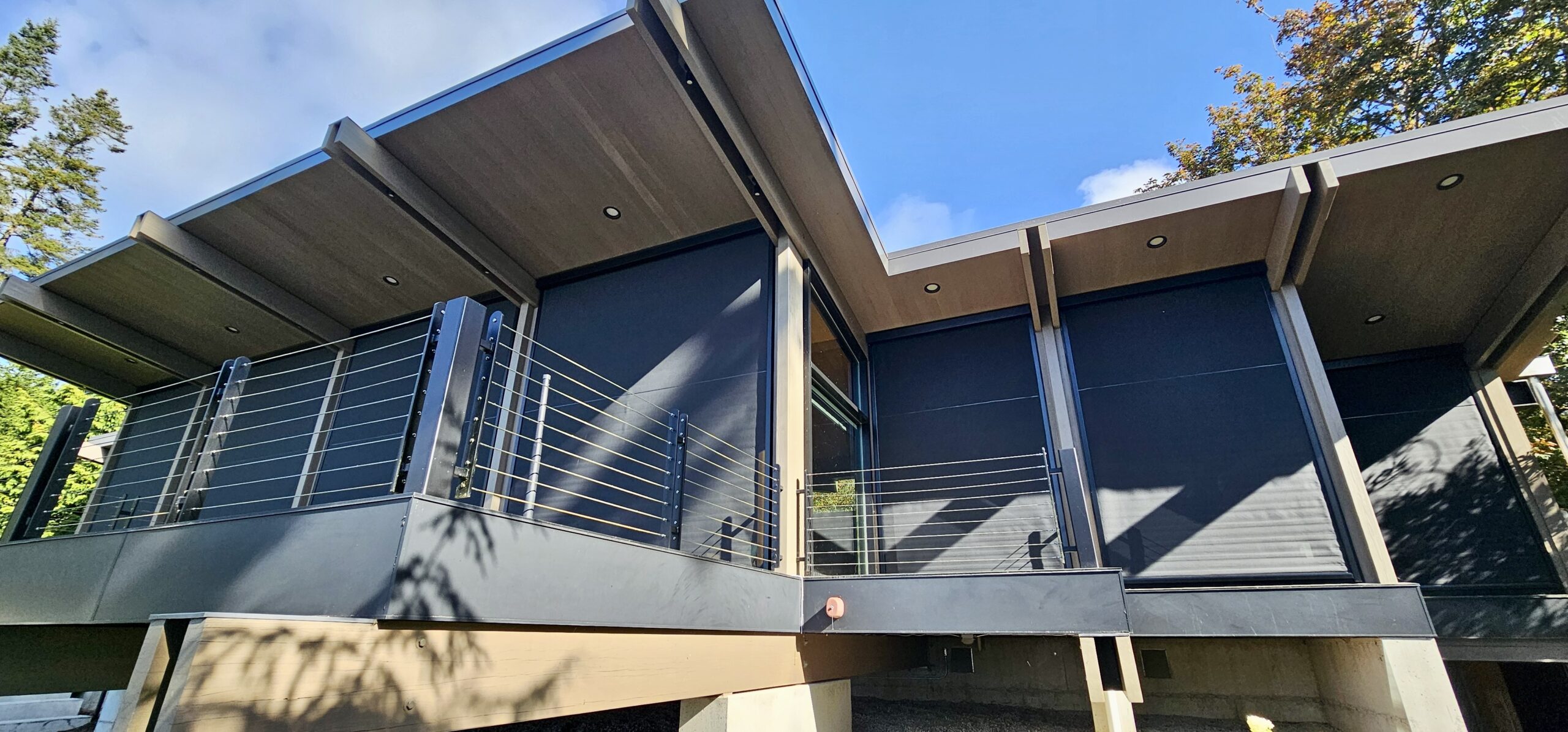 Hinged vs. Retractable Screen Doors: The Difference