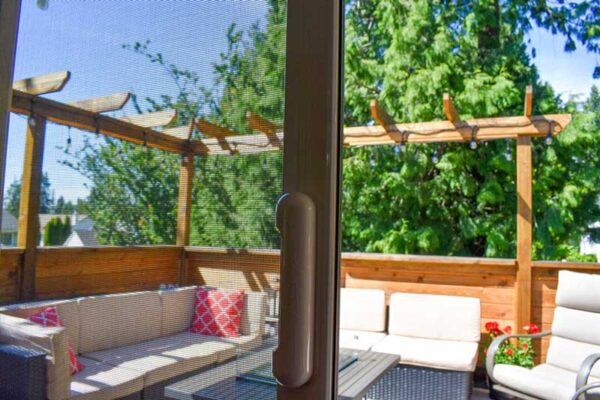 Retractable Screens for Commercial Settings: Offices, Restaurants, and Hospitality