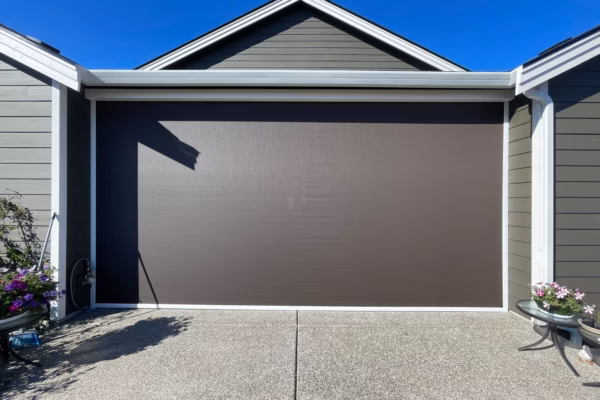 Transforming a Garage Into a Bug-Free Lounge With a Large-Opening Screen